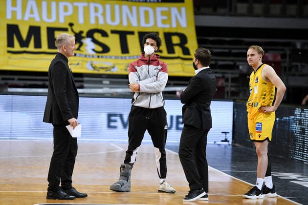 Ex Ludwigsburg Nick Weiler Babb FC Bayern Muenchen Basketball, injured talking to John Patrick MHP Riesen Ludwigsburg and Lukas Herzog MHP Riesen Ludwigsburg , GER, MHP Riesen Ludwigsburg vs FC Bayern Muenchen, 31 05 2021, Play Off Semi Final Game 2, easycredit Basketball Bundesliga, Season 2020 2021 GER, MHP Riesen Ludwigsburg vs FC Bayern Muenchen, 31 05 2021, Play Off Semi Final Game 2, easycredit Basketball Bundesliga, Season 2020 2021 Ludwigsburg Copyright: xEibnerxPressefoto MichaelxMemmlerx EP_MMR