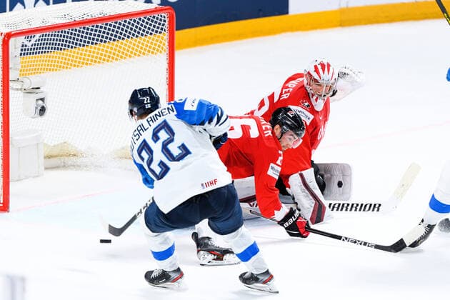 210601 Arttu Ruotsalainen of Finland scores the 2 2 goa behind goalkeeper Darcy kuemper of Canada during the 2021 IIHF Ice Hockey World Championship game between Canada and Finland on June 1, 2021 in Riga Photo Simon Hastegard BILDBYRAN kod SH SH0128 ishockey ice hockey ishockey vm iihf ice hockey world championship canada kanada finland day 12 bbeng,  Copyright: SIMONxHASTEGARD BB210601SH038