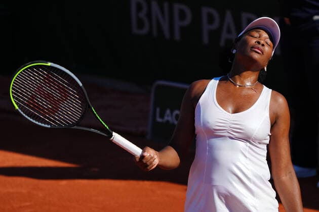 Sport Bilder des Tages Mandatory Credit: Photo by Javier Garcia BPI Shutterstock (11988207gw) Venus Williams dejected during her first round match French Open Tennis, Day Three, Roland Garros, Paris, France - 01 Jun 2021 French Open Tennis, Day Three, Roland Garros, Paris, France - 01 Jun 2021  Copyright: xJavierxGarcia BPI Shutterstockx 11988207gw