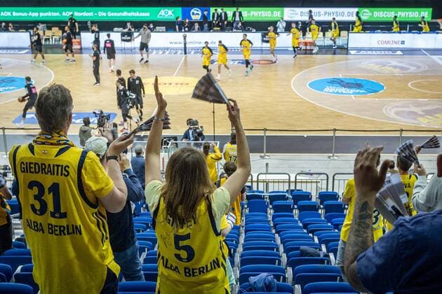 Basketball Berlin 30 05 2021 1 Bundesliga easyCredit BBL season 2020 2021 playoffs semifinals game 1 Alba Berlin ratiopharm Ulm spectators welcome the players of Alba Berlin