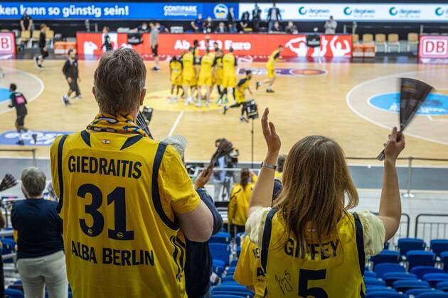 Basketball Berlin 30 05 2021 1 Bundesliga easyCredit BBL season 2020 2021 playoffs semifinals game 1 Alba Berlin ratiopharm Ulm spectators welcome the players of Alba Berlin
