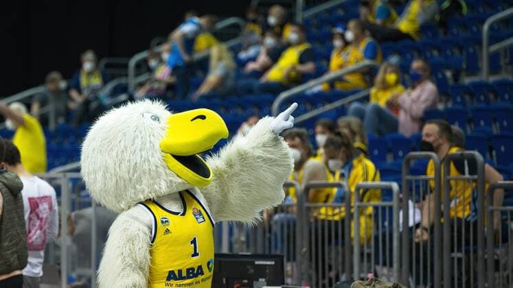 Also the albatross the mascot is back, 01 06 2021, BBL, Alba Berlin vs Ratiopharm Ulm Game 2 Semi Final, at Mercedes Benz Arena, GER, Berlin, 01 06 2021, BBL, HF, Alba vs Ratiopharm Ulm Berlin Copyright: xUwexKoch Eibner-Pressefotox EP_UKH