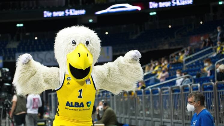 Also the albatross the mascot is back, 01 06 2021, BBL, Alba Berlin vs Ratiopharm Ulm Game 2 Semi Final, at Mercedes Benz Arena, GER, Berlin, 01 06 2021, BBL, HF, Alba vs Ratiopharm Ulm Berlin Copyright: xUwexKoch Eibner-Pressefotox EP_UKH