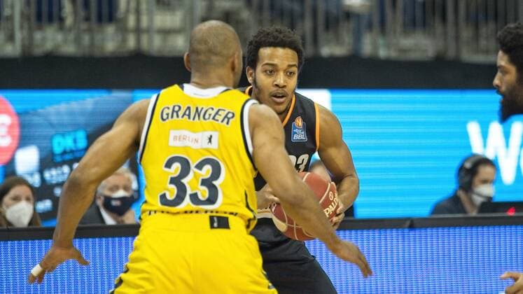 v l Jayson Granger Alba 33, Troy Caupain Ulm 23, 01 06 2021, BBL, Alba Berlin vs Ratiopharm Ulm Game 2 Semi Final, at Mercedes Benz Arena, GER, Berlin, 01 06 2021, BBL, HF, Alba vs Ratiopharm Ulm Berlin Copyright: xUwexKoch Eibner-Pressefotox EP_UKH