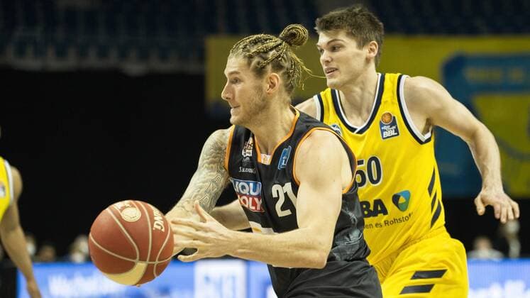 v l Dylan Osetkowski Ulm 21, Ben Lammers Alba 50, 01 06 2021, BBL, Alba Berlin vs Ratiopharm Ulm Game 2 Semifinal, at Mercedes Benz Arena, GER, Berlin, 01 06 2021, BBL, HF, Alba vs Ratiopharm Ulm Berlin Copyright: xUwexKoch Eibner-Pressefotox EP_UKH