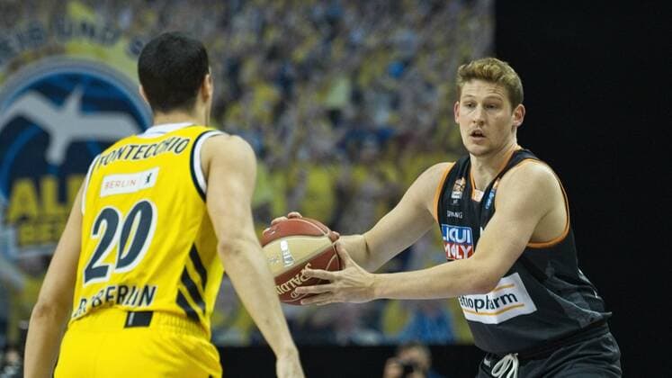 v l Simone Fontecchio Alba 20, Patrick Heckmann Ulm 33, 01 06 2021, BBL, Alba Berlin vs Ratiopharm Ulm Game 2 Semifinal, at Mercedes Benz Arena, GER, Berlin, 01 06 2021, BBL, HF, Alba vs Ratiopharm Ulm Berlin Copyright: xUwexKoch Eibner-Pressefotox EP_UKH