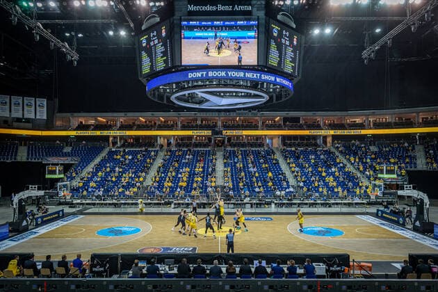 Basketball Berlin 30 05 2021 1 Bundesliga easyCredit BBL Season 2020 2021 Playoffs Semifinals Game 1 Alba Berlin ratiopharm Ulm Tip off in front of spectators Mercedes Benz Arena