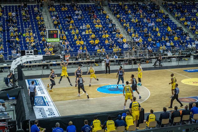 Basketball Berlin 30 05 2021 1 Bundesliga easyCredit BBL Season 2020 2021 Playoffs Semifinals Game 1 Alba Berlin ratiopharm Ulm Spectator Tim Schneider Alba Berlin, No 10