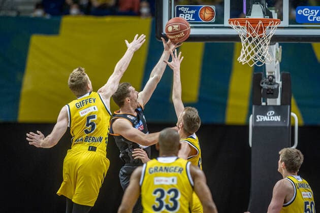 Basketball Berlin 30 05 2021 1 Bundesliga easyCredit BBL Season 2020 2021 Playoffs Semifinals Game 1 Alba Berlin ratiopharm Ulm Andreas Obst Ulm, No 13 Niels Giffey Alba Berlin, No 05