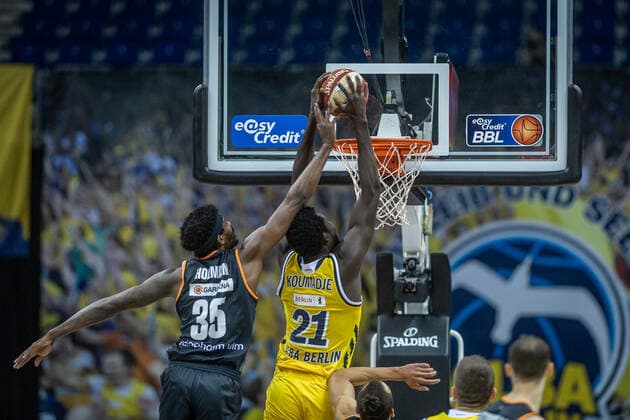 Basketball Berlin 30 05 2021 1 Bundesliga easyCredit BBL Season 2020 2021 Playoffs Semifinals Game 1 Alba Berlin ratiopharm Ulm Christ Koumadje Alba Berlin, No 21 Aric Holman Ulm, No 35