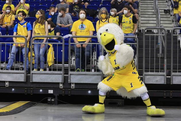 DEU, GER, easyCredit BBL, ALBA vs ratiopharm Ulm, 2 game, 01 06 2021, Mercedes Benz Arena, Berlin, DEU, GER, easyCredit BBL, ALBA vs ratiopharm Ulm, 2 game, in picture 1000 ALBA fans may be there again ALBA mascot nordphotoxGmbHx xEngler nph00076