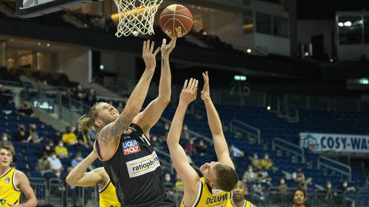 v l Dylan Osetkowski Ulm 21, Malte Delow Alba 6, 01 06 2021, BBL, Alba Berlin vs Ratiopharm Ulm Game 2 Semifinal, at Mercedes Benz Arena, GER, Berlin, 01 06 2021, BBL, HF, Alba vs Ratiopharm Ulm Berlin Copyright: xUwexKoch Eibner-Pressefotox EP_UKH