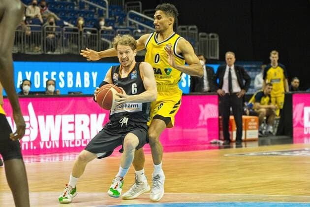 v l Per Guenther Ulm 6, Maodo Lo Alba 0, 01 06 2021, BBL, Alba Berlin vs Ratiopharm Ulm Game 2 Semi Final, at Mercedes Benz Arena, GER, Berlin, 01 06 2021, BBL, HF, Alba vs Ratiopharm Ulm Berlin Copyright: xUwexKoch Eibner-Pressefotox EP_UKH