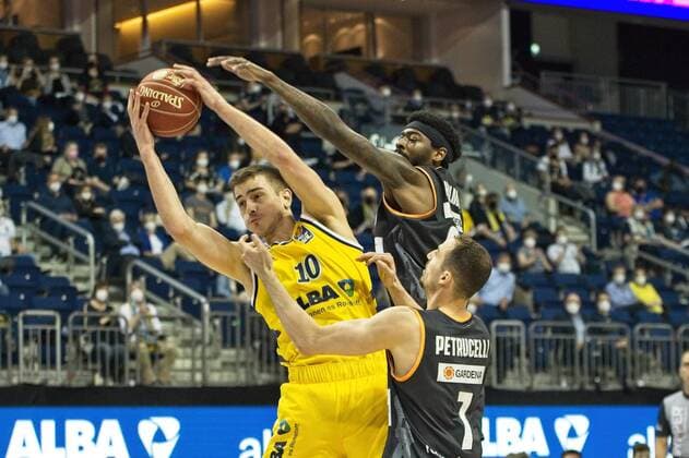 v l Tim Schneider Alba 10, Aric Holman Ulm 35, John Petrucelli Ulm 7, 01 06 2021, BBL, Alba Berlin vs Ratiopharm Ulm Game 2 Semifinal, at Mercedes Benz Arena, GER, Berlin, 01 06 2021, BBL, HF, Alba vs Ratiopharm Ulm Berlin Copyright: xUwexKoch Eibner-Pressefotox EP_UKH