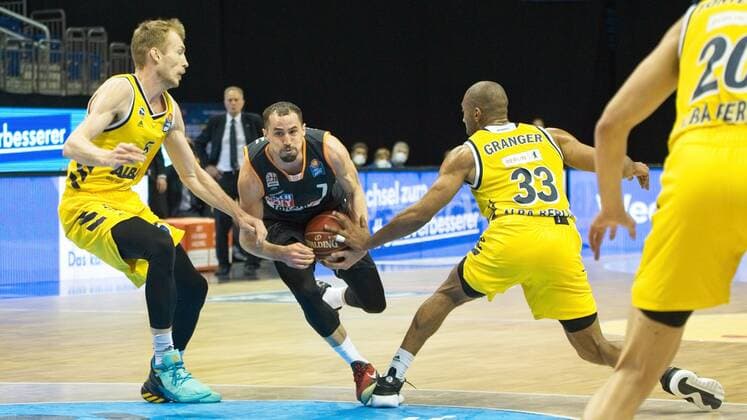 v l Niels Giffey Alba 5, John Petrucelli Ulm 7, Jayson Granger Alba 33, 01 06 2021, BBL, Alba Berlin vs Ratiopharm Ulm Game 2 Semifinal, at Mercedes Benz Arena, GER, Berlin, 01 06 2021, BBL, HF, Alba vs Ratiopharm Ulm Berlin Copyright: xUwexKoch Eibner-Pressefotox EP_UKH