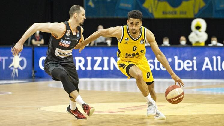 v l John Petrucelli Ulm 7, Maodo Lo Alba 0, 01 06 2021, BBL, Alba Berlin vs Ratiopharm Ulm Game 2 Semi Final, at Mercedes Benz Arena, GER, Berlin, 01 06 2021, BBL, HF, Alba vs Ratiopharm Ulm Berlin Copyright: xUwexKoch Eibner-Pressefotox EP_UKH
