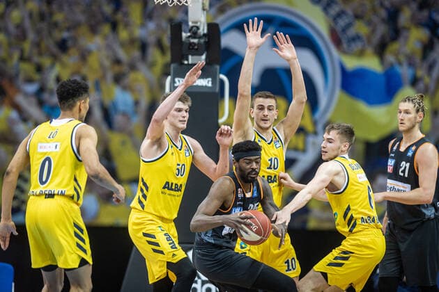 Basketball Berlin 30 05 2021 1 Bundesliga easyCredit BBL Season 2020 2021 Playoffs Semifinals Game 1 Alba Berlin ratiopharm Ulm Aric Holman Ulm, No 35 Maodo Lo Alba Berlin, No 00 Ben Lammers Alba Berlin, No 50 Tim Schneider Alba Berlin, No 10 Malte Delow Alba Berlin, No 06