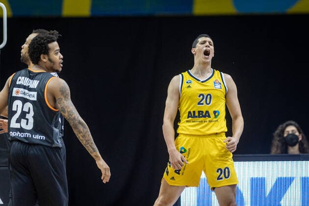 Basketball Berlin 30 05 2021 1 Bundesliga easyCredit BBL season 2020 2021 playoffs semifinals game 1 Alba Berlin ratiopharm Ulm Simone Fontecchio Alba Berlin, No 20 cheer