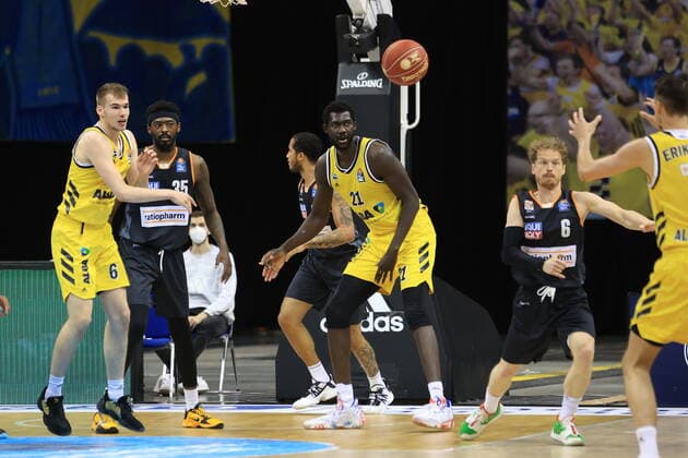DEU, GER, easyCredit BBL, ALBA vs ratiopharm Ulm, 2 game, 01 06 2021, Mercedes Benz Arena, Berlin, DEU, GER, easyCredit BBL, ALBA vs ratiopharm Ulm, 2 game, in picture Malte Delow ALBA Berlin 6 , Christ Koumadje ALBA Berlin 21 , Aric Holman ratiopharm Ulm 35 , Demetrius Conger ratiopharm Ulm 1 nordphotoxGmbHx xEngler nph00076