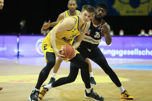DEU, GER, easyCredit BBL, ALBA vs ratiopharm Ulm, 2 game, 01 06 2021, Mercedes Benz Arena, Berlin, DEU, GER, easyCredit BBL, ALBA vs ratiopharm Ulm, 2 game, in picture Tim Schneider ALBA Berlin 10 , Aric Holman ratiopharm Ulm 35 nordphotoxGmbHx xEngler nph00076