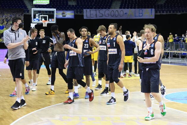 DEU, GER, easyCredit BBL, ALBA vs ratiopharm Ulm, 2 match, 01 06 2021, Mercedes Benz Arena, Berlin, DEU, GER, easyCredit BBL, ALBA vs ratiopharm Ulm, 2 match, in picture Ulm players circle nordphotoxGmbHx xEngler nph00076