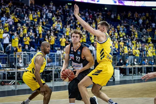 Basketball Berlin 01 06 2021 1 Bundesliga easyCredit BBL Season 2020 2021 Playoffs Semifinals Game 2 Alba Berlin ratiopharm Ulm Moritz Krimmer Ulm, No 27 Lorenz Brenneke Alba Berlin, No 11 Jayson Granger Alba Berlin, No 33 li
