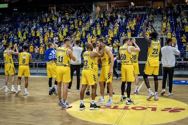 Basketball Berlin 01 06 2021 1 Bundesliga easyCredit BBL season 2020 2021 playoffs semifinals game 2 Alba Berlin ratiopharm Ulm model trial 1000 spectators are allowed at Mercedes Benz Arena Alba fans cheer cheers players thank fans after game