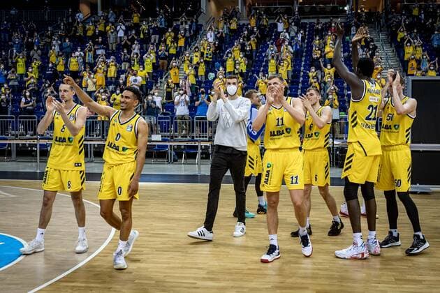 Basketball Berlin 01 06 2021 1 Bundesliga easyCredit BBL season 2020 2021 playoffs semifinals game 2 Alba Berlin ratiopharm Ulm model trial 1000 spectators are allowed at Mercedes Benz Arena Alba fans cheer cheers players thank fans after game