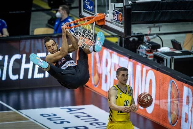 Basketball Berlin 01 06 2021 1 Bundesliga easyCredit BBL Season 2020 2021 Playoffs Semifinals Game 2 Alba Berlin ratiopharm Ulm Demetrius Conger Ulm, No 01 Tim Schneider Alba Berlin, No 10