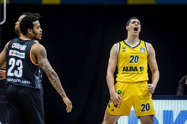Basketball Berlin 01 06 2021 1 Bundesliga easyCredit BBL Season 2020 2021 Playoffs Semifinals Game 2 Alba Berlin ratiopharm Ulm Simone Fontecchio Alba Berlin, No 20 Cheers Troy Caupain Ulm, No 23