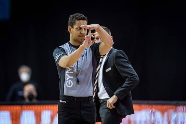 Basketball Berlin 01 06 2021 1 Bundesliga easyCredit BBL season 2020 2021 playoffs semifinals game 2 Alba Berlin ratiopharm Ulm referee Steve Bittner signals timeout