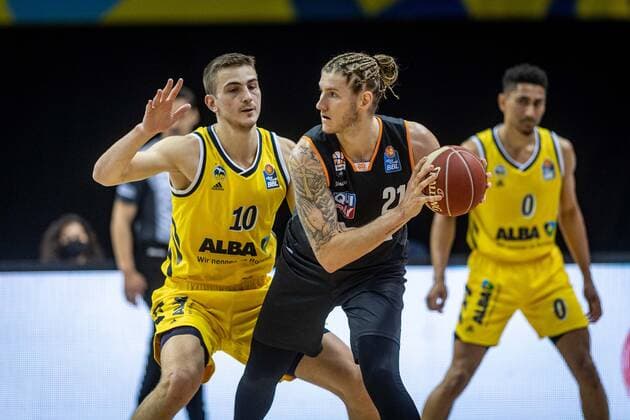 Basketball Berlin 01 06 2021 1 Bundesliga easyCredit BBL Season 2020 2021 Playoffs Semifinals Game 2 Alba Berlin ratiopharm Ulm Dylan Osetkowski Ulm, No 21 Tim Schneider Alba Berlin, No 10