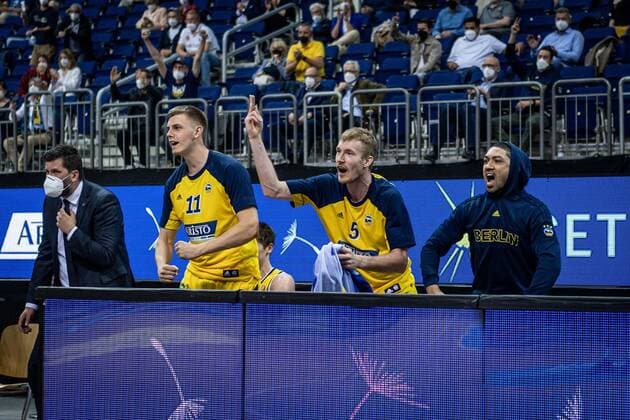 Basketball Berlin 01 06 2021 1 Bundesliga easyCredit BBL Season 2020 2021 Playoffs Semifinals Game 2 Alba Berlin ratiopharm Ulm Cheers Alba Lorenz Brenneke Alba Berlin, No 11 Niels Giffey Alba Berlin, No 05 Peyton Siva Alba Berlin, No 03