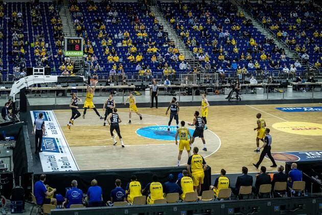 Basketball Berlin 01 06 2021 1 Bundesliga easyCredit BBL season 2020 2021 playoffs semifinals game 2 Alba Berlin ratiopharm Ulm model trial 1000 spectators are allowed at Mercedes Benz Arena Ben Lammers Alba Berlin, No 50 Dunk