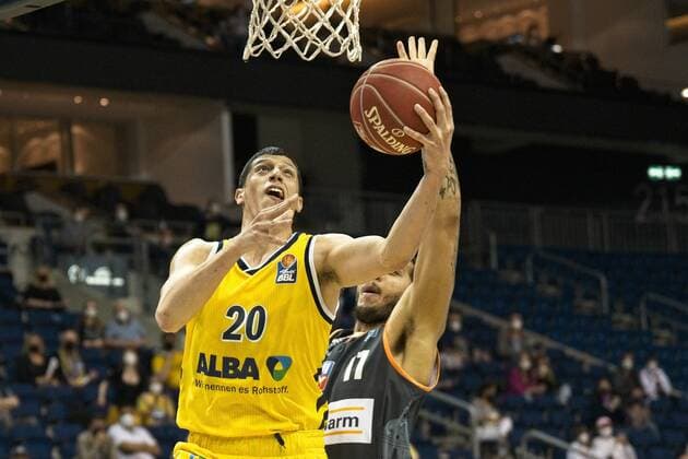 v l Simone Fontecchio Alba 20, Isaiah Wilkins Ulm 11, 01 06 2021, BBL, Alba Berlin vs Ratiopharm Ulm Game 2 Semifinal, at Mercedes Benz Arena, GER, Berlin, 01 06 2021, BBL, HF, Alba vs Ratiopharm Ulm Berlin Copyright: xUwexKoch Eibner-Pressefotox EP_UKH