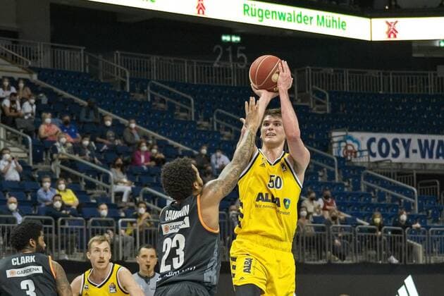 v l Troy Caupain Ulm 23, Ben Lammers Alba 50, 01 06 2021, BBL, Alba Berlin vs Ratiopharm Ulm Game 2 Semi Final, at Mercedes Benz Arena, GER, Berlin, 01 06 2021, BBL, HF, Alba vs Ratiopharm Ulm Berlin Copyright: xUwexKoch Eibner-Pressefotox EP_UKH