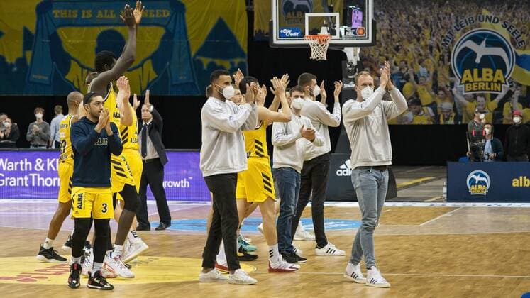Alba wins game 2 and applauds the fans 01 06 2021, BBL, Alba Berlin vs Ratiopharm Ulm game 2 semifinal, at Mercedes Benz Arena, GER, Berlin, 01 06 2021, BBL, HF, Alba vs Ratiopharm Ulm Berlin Copyright: xUwexKoch Eibner-Pressefotox EP_UKH
