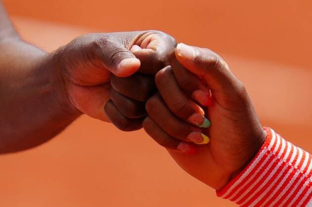 Mandatory Credit: Photo by Javier Garcia BPI Shutterstock (12000887cd) Coco Gauff and Venus Williams fist bump French Open Tennis, Day Four, Roland Garros, Paris, France - 02 Jun 2021 French Open Tennis, Day Four, Roland Garros, Paris, France - 02 Jun 2021  Copyright: xJavierxGarcia BPI Shutterstockx 12000887cd