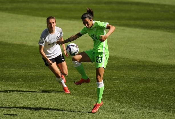 30 05 2021, xcex, GER, Koeln, RheinEnergie Stadion, Fussball, Frauenfussball, Flyeralarm Frauen Bundesliga, DFB Pokal Frauen Saison 2020 2021, Finale, SGE, VfL, DFB Pokalfinale Eintracht Frankfurt VfL Wolfsburg, Sara Doorsoun VfL vor Lara Prasnikar SGE DFL regulations prohibit any use of photographs as image sequences and or quasi video