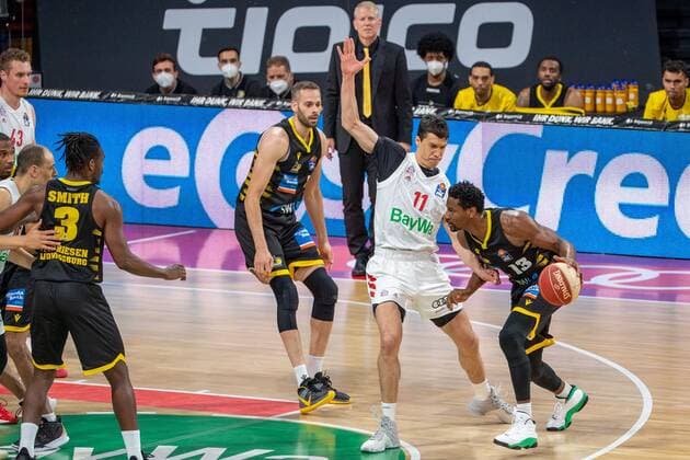Vladimir Lucic 11 FC Bayern , Yorman Polas Bartolo 13 MHP Riesen Ludwigsburg , FC Bayern Basketball vs MHP Riesen Ludwigsburg BBL Playoffs, Semifinals, 02 06 2021 Muenchen Bayern Germany Copyright: xkolbert-press UlrichxGamelx
