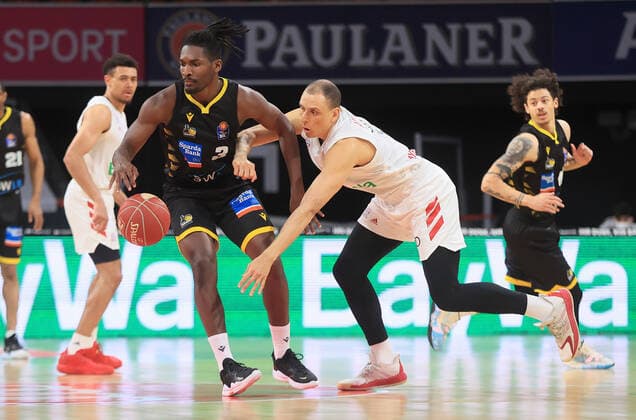 02 06 2021, BBL, FC Bayern Basket vs Ludwigsburg, Audi Dome, Munich , in picture Jalen Smith Ludwigsburg Riesen vs Robin Amaize FCB Basketball