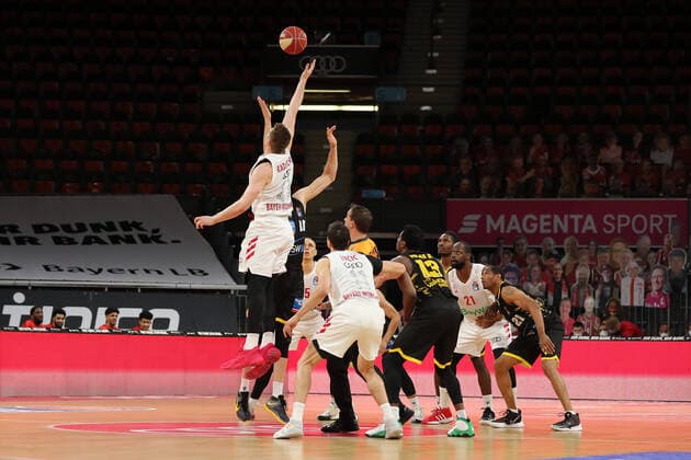 Tip Off of the match GER, FC Bayern Basketball vs MHP Riesen Ludwigsburg, Basketball, 1 Bundesliga, Playoffs 2020 2021, Semifinals Game 3, 02 06 2021, GER, FC Bayern Basketball vs MHP Riesen Ludwigsburg, Basketball, 1 Bundesliga, Playoffs 2020 2021, Semifinals Game 3, 02 06 2021, Muenchen Copyright: xEIBNER MarcelxEngelbrechtx EP_EER
