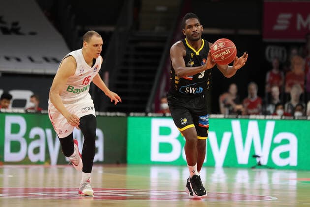 Robin Amaize Muenchen and Jaleen Smith Ludwigsburg GER, FC Bayern Basketball vs MHP Riesen Ludwigsburg, basketball, 1 Bundesliga, playoffs 2020 2021, semifinals game 3, 02 06 2021, GER, FC Bayern Basketball vs MHP Riesen Ludwigsburg, basketball, 1 Bundesliga, playoffs 2020 2021, semifinals game 3, 02 06 2021, Muenchen Copyright: xEIBNER MarcelxEngelbrechtx EP_EER