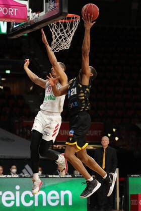Duel between Robin Amaize Muenchen and Tremmell Darden Ludwigsburg GER, FC Bayern Basketball vs MHP Riesen Ludwigsburg, Basketball, 1 Bundesliga, Playoffs 2020 2021, Semifinals Game 3, 02 06 2021, GER, FC Bayern Basketball vs MHP Riesen Ludwigsburg, Basketball, 1 Bundesliga, Playoffs 2020 2021, Semifinals Game 3, 02 06 2021, Muenchen Copyright: xEIBNER MarcelxEngelbrechtx EP_EER