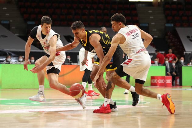 Wade Baldwin IV Munich and Oscar da Silva Ludwigsburg in duel GER, FC Bayern Basketball vs MHP Riesen Ludwigsburg, Basketball, 1 Bundesliga, Playoffs 2020 2021, Semifinals Game 3, 02 06 2021, GER, FC Bayern Basketball vs MHP Riesen Ludwigsburg, Basketball, 1 Bundesliga, Playoffs 2020 2021, Semifinals Game 3, 02 06 2021, Munich Copyright: xEIBNER MarcelxEngelbrechtx EP_EER