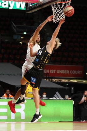 Wade Baldwin IV Munich tries to block Lukas Herzog Ludwigsburg GER, FC Bayern Basketball vs MHP Riesen Ludwigsburg, Basketball, 1 Bundesliga, Playoffs 2020 2021, Semifinals Game 3, 02 06 2021, GER, FC Bayern Basketball vs MHP Riesen Ludwigsburg, Basketball, 1 Bundesliga, Playoffs 2020 2021, Semifinals Game 3, 02 06 2021, Munich Copyright: xEIBNER MarcelxEngelbrechtx EP_EER