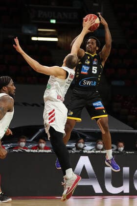 Robin Amaize Muenchen tries to block Barry Brown Jr Ludwigsburg GER, FC Bayern Basketball vs MHP Riesen Ludwigsburg, basketball, 1 Bundesliga, playoffs 2020 2021, semifinals game 3, 02 06 2021, GER, FC Bayern Basketball vs MHP Riesen Ludwigsburg, basketball, 1 Bundesliga, playoffs 2020 2021, semifinals game 3, 02 06 2021, Muenchen Copyright: xEIBNER MarcelxEngelbrechtx EP_EER