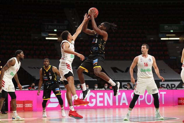 Wade Baldwin IV Muenchen blocks Jaleen Smith Ludwigsburg GER, FC Bayern Basketball vs MHP Riesen Ludwigsburg, Basketball, 1 Bundesliga, Playoffs 2020 2021, Semifinals Game 3, 02 06 2021, GER, FC Bayern Basketball vs MHP Riesen Ludwigsburg, Basketball, 1 Bundesliga, Playoffs 2020 2021, Semifinals Game 3, 02 06 2021, Muenchen Copyright: xEIBNER MarcelxEngelbrechtx EP_EER