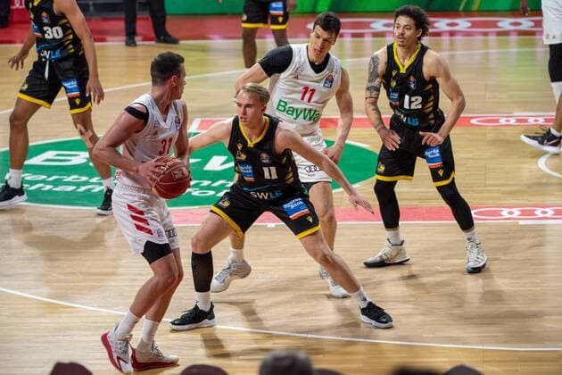 Zan Mark Sisko 31 FC Bayern , Lukas Herzog 11 MHP Riesen Ludwigsburg , FC Bayern Basketball vs MHP Riesen Ludwigsburg BBL Playoffs, Semifinals, 02 06 2021 Muenchen Bayern Germany Copyright: xkolbert-press UlrichxGamelx