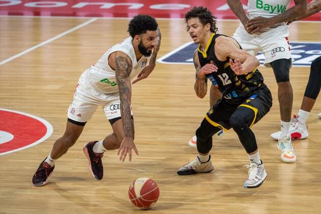 D J Seeley 4 FC Bayern , Jonah Radebaugh 12 MHP Riesen Ludwigsburg , FC Bayern Basketball vs MHP Riesen Ludwigsburg BBL Playoffs, Semifinals, 02 06 2021 Muenchen Bayern Germany Copyright: xkolbert-press UlrichxGamelx